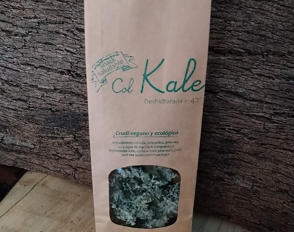 Khale cruda (deshidratada) con salsa de anacardos y ajo