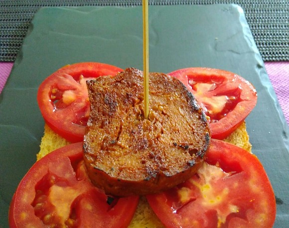 Chorisol-Montadito (Chorizo ist eine beliebte spanische aprikawurst)