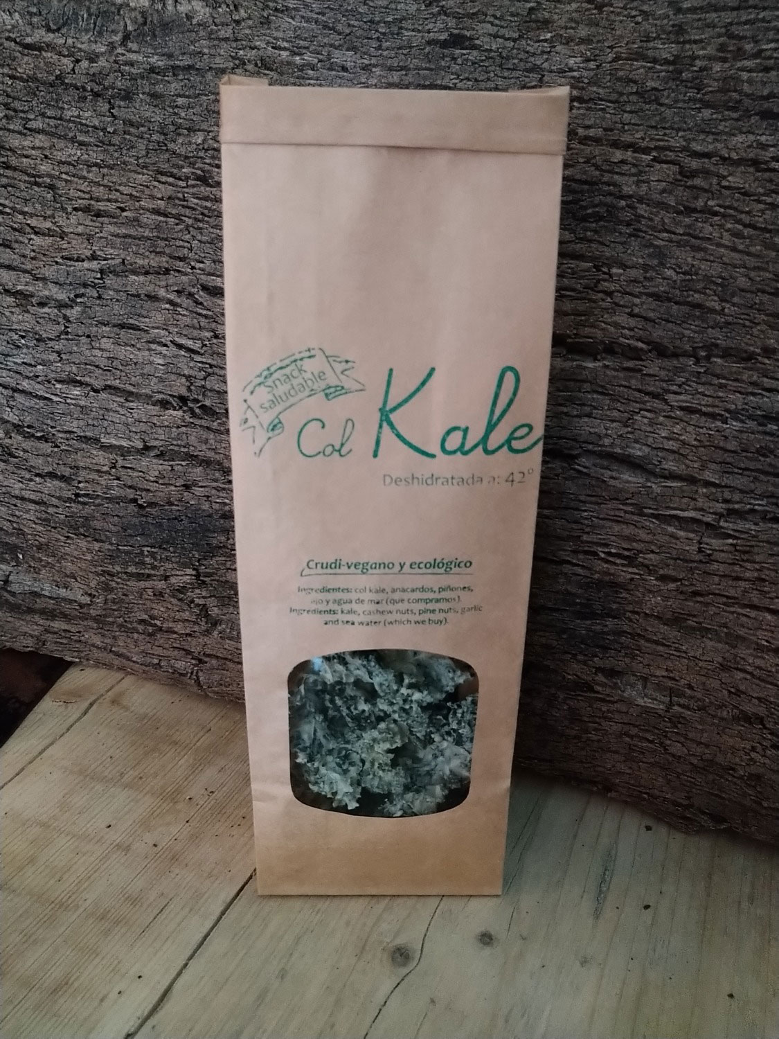 Khale cruda (deshidratada) con salsa de anacardos y ajo